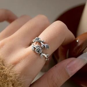 Ring s 9 real Sterling silver stamped 925 comes with a gift box